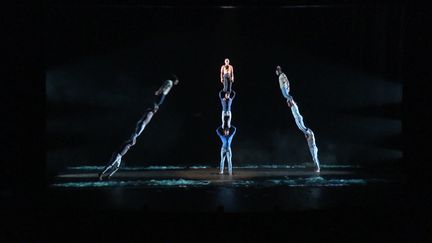 Les treize acrobates de la compagnie Circus Baobab ont présenté leur spectacle sur la scène de la Maison de la Culture à Amiens, du 19 au 21 décembre 2023. (France 3 Picardie : N. Mesange / L. Penichou / M. Petit)