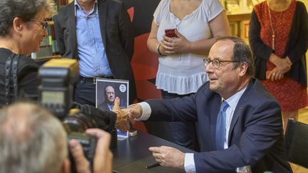 L'ancien président de la République, François Hollande en séance de dédicaces au "Hall du livre" à Nancy (Meurthe-et-Moselle), le 26 juin 2018. (MAXPPP)