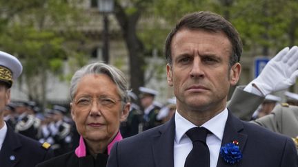 Emmanuel Macron et Elisabeth Borne lors des cérémonies du 8 mai 2023. (MICHEL EULER / POOL)