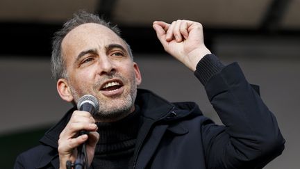 L'eurodéputé Raphaël Glucksmann dans une manifestation pour le peuple iranien, en février 2023. (GEOFFROY VAN DER HASSELT / AFP)