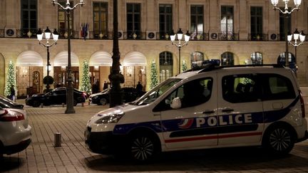 Le Ritz, place Vendôme à Paris, mercredi 10 janvier après un braquage. (THOMAS SAMSON / AFP)