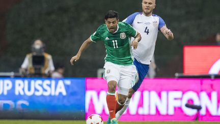 Carlos Vela (en vert) à la lutte avec Michael Bradley (DANIEL CARDENAS / ANADOLU AGENCY)