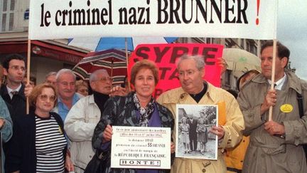 Manifestation à Paris (le 16-7-1998), avec Me Klarsfeld, contre la venue en France de l'ex-président syrien H. El Assad (AFP - Jack Guez)