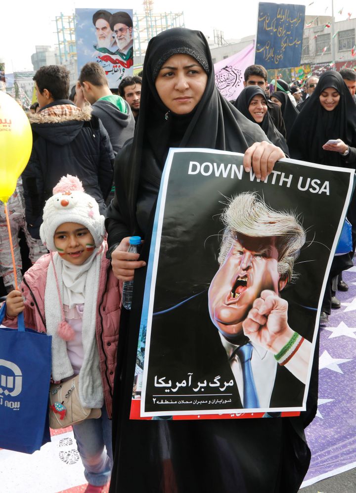 Une Iranienne brandissant une caricature de Donald Trump assortie du vieux slogan «A bas l'Amérique», à l'occasion du 38e anniversaire de la révolution islamique, le 10 février 2017 à Téhéran. (ATTA KENARE/AFP)