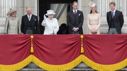 La reine d'Angleterre est apparue, au balcon du palais de Buckingham (Londres)&nbsp;d&eacute;cor&eacute; de lourds drap&eacute;s rouge et or aux c&ocirc;t&eacute;s de cinq membres de la famille royale, dont son fils, le prince Charles, et ses petit-fils William et Harry, mais en l'absence de son mari, le prince Philip hospitalis&eacute; depuis lundi 5 juin 2012 (LEON NEAL / AFP)