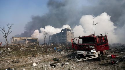 Un camion de pompiers endommag&eacute; sur le site des explosions survenues &agrave; Tianjin (Chine), le 13 ao&ucirc;t 2015. (STR / AFP)