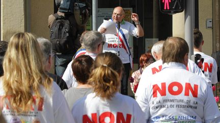 &nbsp; (Le maire de Fessenheim au cours d'une manifestation contre la fermeture de la centrale nucléaire © MAXPPP)