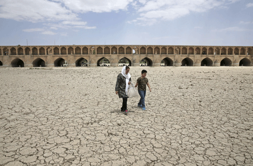 Le lit asséché de la Zayandeh-Roud à Ispahan. L'eau ne revient que pendant quelques jours. (VAHID SALEMI/GEO)