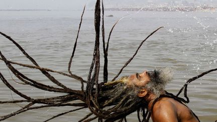 Un sadhu se baigne dans le Sangam au confluent du Gange &agrave; Allahabad (Inde), le 30 janvier 2012. (RAJESH KUMAR SINGH / AP / SIPA)