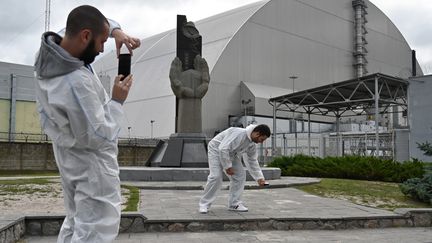 Nouveau dôme métallique recouvrant le réacteur détruit, à l'usine de Tchernobyl, en Ukraine, le 15 août 2019. (GENYA SAVILOV / AFP)