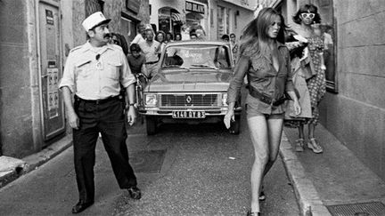 Brigitte Bardot et le gendarme, Saint-Tropez 1975.
 (Daniel Angeli / Galerie Art District)