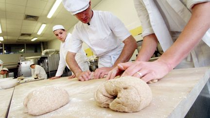 Des apprentis boulangers suivent leur formation, le 28 avril 2005 au centre de formation d'apprentis (CFA) de Caen. (MYCHELE DANIAU / AFP)