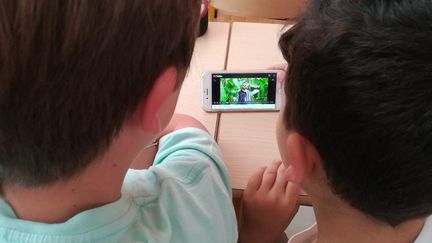 Deux enfants absorbés par un écran de smartphone (photo d'illustration). (SOPHIE GLOTIN / RADIO FRANCE)