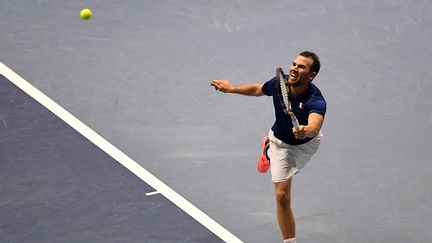 Le Français Adrian Mannarino face au Néerlandais Robin Haase lors du 1er tour de la Coupe Davis, le 4 février 2018.&nbsp; (JEAN-PIERRE CLATOT / AFP)