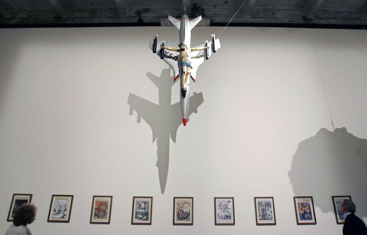 "Civilisation occidentale et chrétienne" (1965), une sculpture mettant en scène un Christ crucifié sur la queue d'un bombardier américain envoyé au Vietnam. Oeuvre exposée à la 52e Biennale de Venise, en 2007.
 (ALBERTO PIZZOLI / AFP)