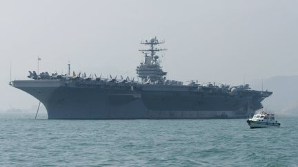 Le porte-avions américain "USS Abraham Lincoln", près de Hong Kong, en 2004. (SAMANTHA SIN / AFP)