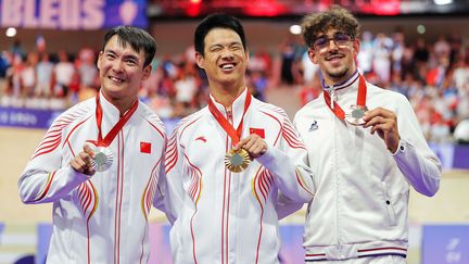 L'or vendredi, le bronze samedi. De retour sur le vélodrome national de Saint-Quentin-en-Yvelines, au lendemain de son sacre en poursuite individuelle (C2), le paracycliste français Alexandre Léauté (à droite) s'est offert le bronze en contre-la-montre (1 000 m). (ALEX WHITEHEAD / SIPA)