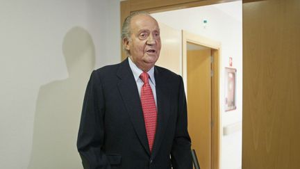 Le Roi d'Espagne Juan Carlos&nbsp;&agrave; Madrid (Espagne) le 18 avril 2012, apr&egrave;s avoir &eacute;t&eacute; hospitalis&eacute; &agrave; la suite d'une blessure survenue lors d'une partie de chasse d'&eacute;l&eacute;phants au Botswana. (PACO CAMPOS / AFP)