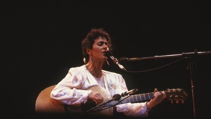 La chanteuse grecque Angélique Ionatos sur scène lors du Printemps de Bourges en 1987 dans le Cher en France. (MARC TULANE / GAMMA-RAPHO)