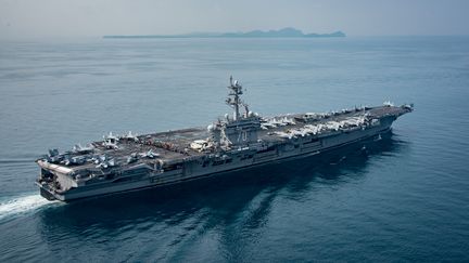 Le porte-avions américain "Carl-Vinson", dans le détroit de la Sonde, en Indonésie, le 15 avril 2017. (MC2 SEAN M. CASTELLANO / US NAVY / AFP)