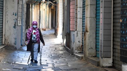 Le souk de Tunis quasi désert au premier jour du confinement décrété pour la dernière semaine du ramadan, le 9 mai 2021 (FETHI BELAID / AFP)