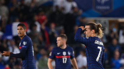 L'horizon semble s'obscurcir pour Antoine Griezmann et les Bleus après le match nul contre la Bosnie, le 1er septembre à Strasbourg.&nbsp; (FRANCK FIFE / AFP)