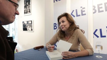 L'ancienne Première dame Valerie Trierweiler dédicace son livre "Merci pour ce moment" dans une librairie de Strarsbourg (Bas-Rhin), le 23 octobre 2014. La sortie de l'ouvrage, préparé en secret, a valu de nombreuses critiques à François Hollande. (FREDERICK FLORIN / AFP)