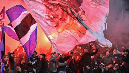 Des supporters bastiais encouragent leur équipe, le 30 janvier 2016, lors du match Bastia-Lyon, au stade Furiani. (MAXPPP)