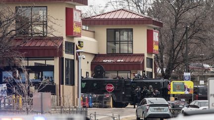 La&nbsp;police utilise un véhicule blindé pour casser les murs et pénétrer dans l'enceinte du magasin de la ville de Boulder (Etats-Unis) où la tuerie s'est déroulée, le 22 mars 2021. (CHET STRANGE / GETTY IMAGES NORTH AMERICA / AFP)