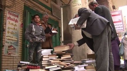 Les amateurs de livres viennent se ressourcer rue Moutanabi, à Bagdad , le 18 mars 2012. (FTV)