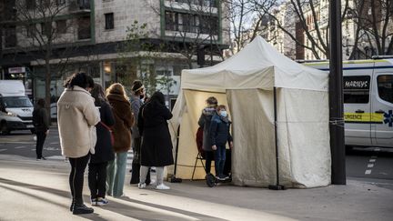 Des Parisiens se font&nbsp;dépister au&nbsp;Covid-19 dans une tente installée dans une rue de la capitale, le 2 décembre 2021. (MAGALI COHEN / HANS LUCAS / AFP)