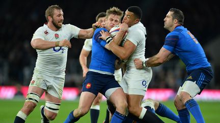 Le Fran&ccedil;ais Jules Plisson est plaqu&eacute; par l'Anglais Luther Burrell, le 21 mars 2015, lors du "crunch" du tournoi des six nations.&nbsp; (GLYN KIRK / AFP)