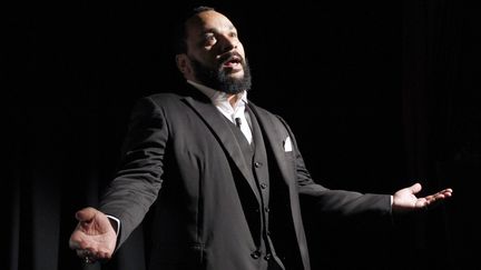 Dieudonn&eacute; pr&eacute;sente son film "L'Antis&eacute;mite" au th&eacute;&acirc;tre de la Main d'Or, &agrave; Paris, le 25 janvier 2012. (PATRICK KOVARIK / AFP)