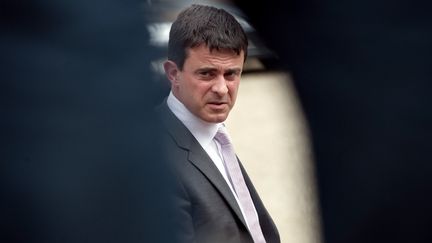 Le ministre de l'Int&eacute;rieur, Manuel Valls, &agrave; la sortie du Conseil des ministres, &agrave; l'Elys&eacute;e, le 27 juin 2012. (BERTRAND LANGLOIS / AFP)