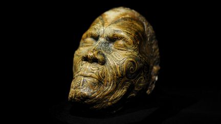 Tête maori issue&nbsp;des collections du musee Te Papa Tongarewa de Nouvelle-Zelande, présentée au Musée du Quai Branly à l'occasion d'une exposition "Maori, leurs trésors ont une âme",&nbsp; (JEROME MARS/JDD/SIPA)