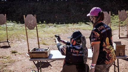 Le taux de féminicides est cinq fois plus élevé que la moyenne mondiale et les femmes noires sont les plus touchées par la criminalité. "Les femmes sont des cibles dans ce pays", explique une participante à un stage d'initiation aux armes qui leur est réservé et est organisé par l'Association des propriétaires d'armes à feu en Afrique du Sud (GOSA).&nbsp; &nbsp; (MARCO LONGARI / AFP)