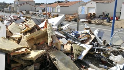 Vue de débris devant des maisons dévastées par la tempête Xynthia, le 27 mars 2010 à La Faute-sur-Mer. (AFP - Frank Perry)