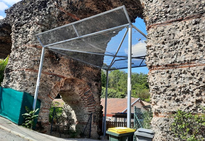 A Sainte-Foy-lès-Lyon, une arche du pont siphon non restaurée. (ALAIN GASTAL / RADIOFRANCE)