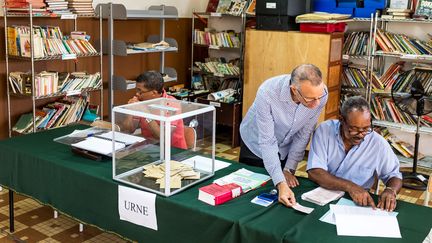 Un bureau de vote en Guyane, le 22 avril 2017. (JODY AMIET / AFP)