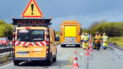 Les secours organisent une simulation d'accident sur une route près de Pontivy (Morbihan), le 25 avril 2019. (VALENTIN BELLEVILLE / HANS LUCAS / AFP)