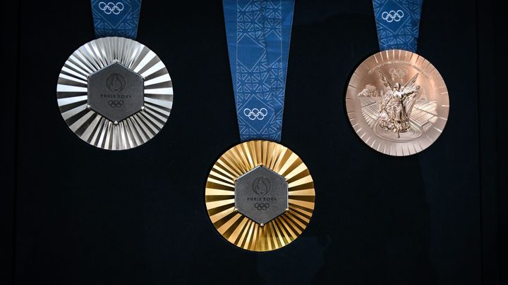 Les médailles des Jeux olympiques de Paris 2024, à droite, la médaille de bronze avec la déesse Niké représentée dessus. ( MATTHIEU MIRVILLE / MAXPPP)