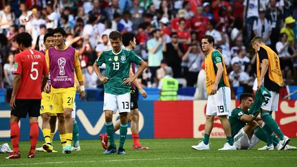 Sortie de route. A l'issue du match perdu (2-0) contre la Corée du Sud,&nbsp;Thomas Mueller est désespéré après l'élimination de la Mannschaft, à Kazan le 27 juin 2018. Il s'agit d'une première en phase de poules depuis 80 ans. (JEWEL SAMAD / AFP)