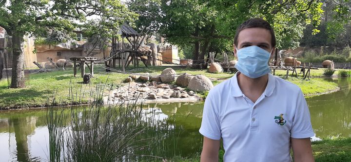 Eliott, le soigneur des singes du zoo de la Palmyre, le 24 avril 2020. (SEBASTIEN BAER / LAURENT MACCHIETTI / RADIO FRANCE)