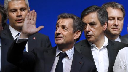 Nicolas Sarkozy et François Fillon, le 2 juillet 2016, à Paris, lors d'un conseil national du parti Les Républicains. (PATRICK KOVARIK / AFP)