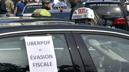 Une manifestation de chauffeurs de taxi contre Uber France, le 9 juin 2015 &agrave; Nantes (Loire-Atlantique). (GEORGES GOBET / AFP)