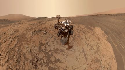 Un auto-portrait du robot Curiosity, sur Mars, diffus&eacute; par la Nasa, le 24 f&eacute;vrier 2015. (NASA / JPL-CALTECH/ MSSS AND PSI / AFP)