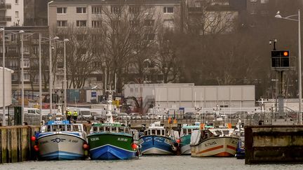 Des bateaux de pêche bloquent le port de Boulogne-sur-Mer (Pas-de-Calais), afin de protester contre la pêche électrique pratiquée par des pêcheurs néerlandais, le 25 janvier 2018.&nbsp; (PHILIPPE HUGUEN / AFP)