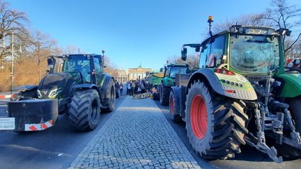 Des milliers d’exploitants et de tracteurs se sont rassemblés mi-janvier 2024 devant la porte de Brandebourg, à Berlin. (SEBASTIEN BAER / FRANCEINFO)