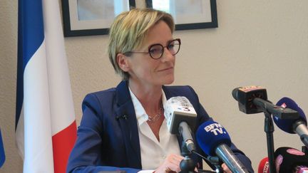 Mélanie Boulanger, la maire de Canteleu (Seine-Maritime), s'exprime à la mairie à sa sortie d'une garde à vue de 36 heures, le 11 octobre 2021. (XAVIER ORIOT / OUEST FRANCE / MAXPPP)