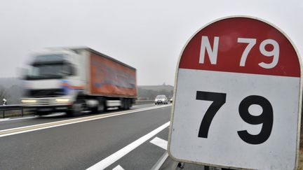 Un minibus est entr&eacute; en collision avec un poids lourd, le 25 mars 2016,&nbsp;sur la commune de Montbeugny, &agrave; c&ocirc;t&eacute; de Moulins (Allier), sur la route nationale 79. (THIERRY ZOCCOLAN / AFP)